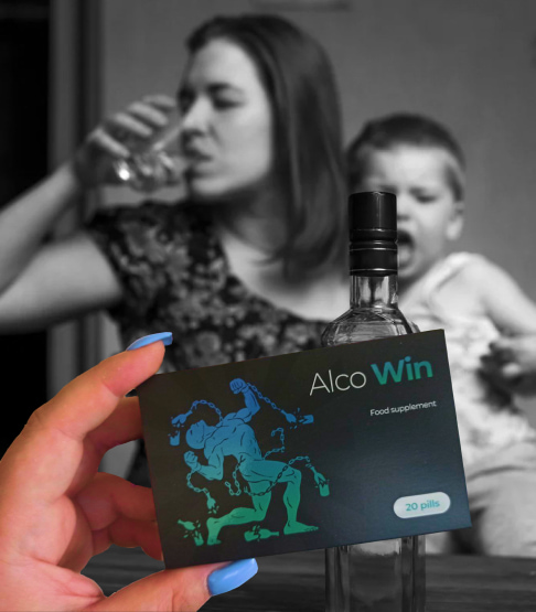 mama alcoolică bea, copilul din brațele ei plânge